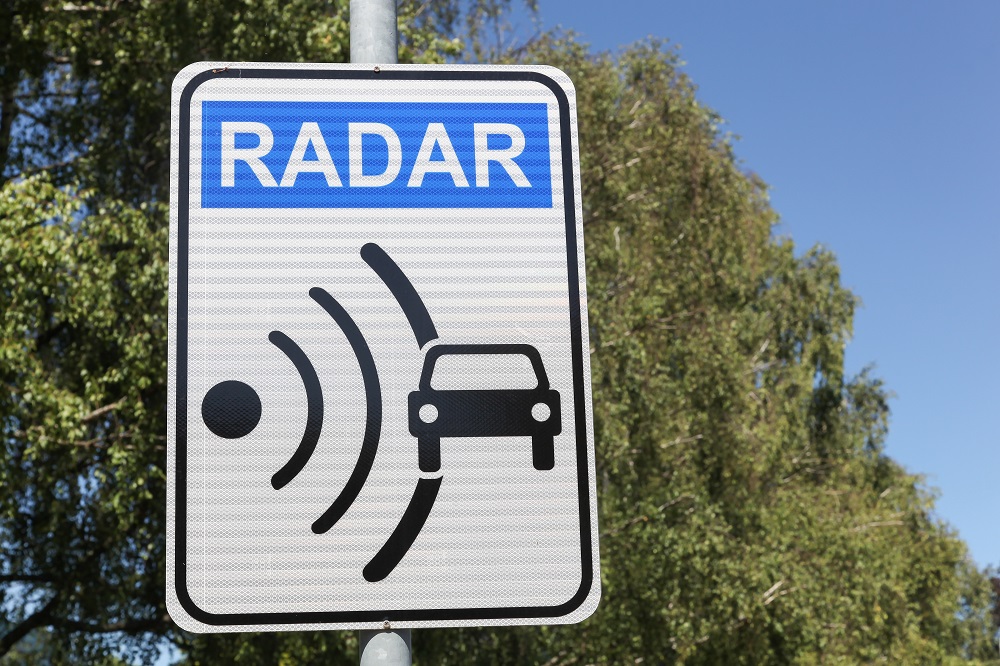 MiAsesor te aclara los pasos a seguir para reclamar la anulación de una multa de tráfico generada por un radar.